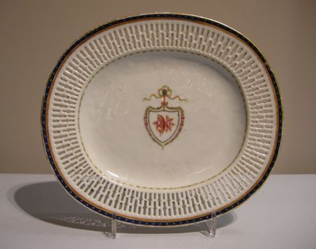 Polychrome : petit plat reticulé orné d une armoirie portant un chiffre . piece de commande 
pour les états unis  vers 1790

L 24cm