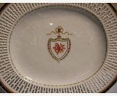 Polychrome : Porcelain dish reticulated with a armorial decoration . Chinese export for the America market   1790 

L 24cm