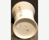 Polychrome : Vase en porcelaine orné de deux personnages et d'une calligraphie 

Chine periode republique  XX° siècle 