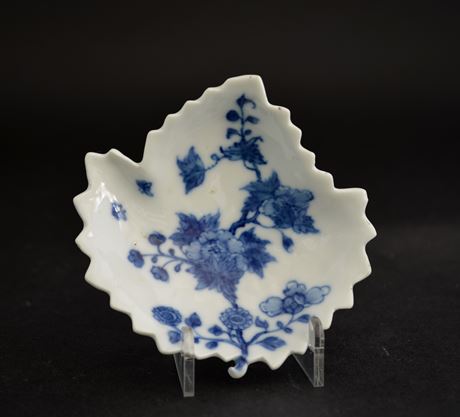 Blue White : Rare small dish in porcelain "blue and white"  leaf shape - Based on an English "soft paste" Original  - Qianlong period 1736/1795