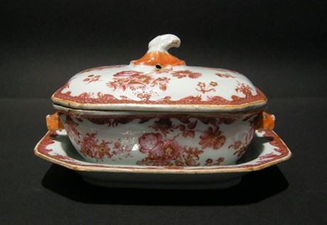 Polychrome : Small tureen and stand in porcelain chinese export - decorated with flowers  "famille rose" - Qianlong period 1736/1795