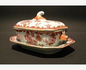 Polychrome : petite terrine et son presentoir en porcelaine de la compagnie des indes
a decor de fleurs en camaieu rose -
Chine epoque Qianlong 1736/1795