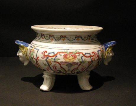 Polychrome : Très rare bouillon ou ecuelle  en porcelaine de la Compagnie des Indes
d après un modèle de la fabrique de Vezzi  de Venise (couvercle manquant)
1740/1745 