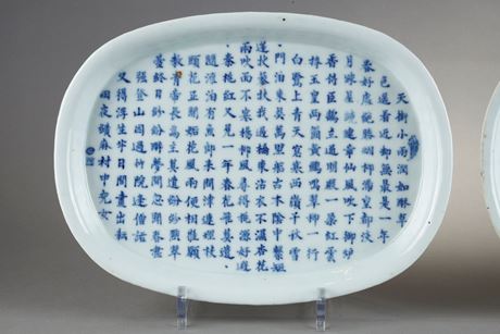 Blue White :  oval-shaped dish in blue white porcelain decorated with several famous texts from the period of Tang and Song  (it is a kind of anthology of heptasyllabic quatrains of Tang and Song) - China 1800/1820