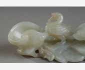 Objets d'art : Repose pinceaux en jade nephrite celadon sculpté de troix canards à coté d une branche de prunus et formant aussi godet a eau - Chine 18/19em