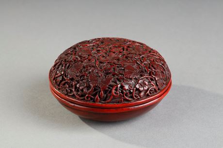 Works of Art : Kogo (incense box) round red cinnabar lacquer decor butterflies in flight in hibiscus scrolls
Japan Meiji era '1868/1912)
8cm diam
