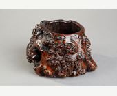 Works of Art : small wooden brushpot (root) forming an irregular decor from which comes out a head of animal china circa 1900 