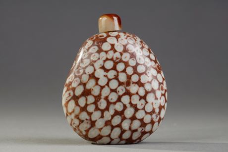 Snuff Bottles : Snuff bottle fossiliferous stone "limestone" of pebble material  with splash white on rust ground - 
1750/1820
