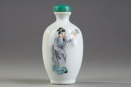 Snuff Bottles : Porcelain snuff bottle decorated with a dignitary holding a bouquet of flowers - Mark Hongxian - It is Yuan Shikai who is named Emperor in 1915  and dies in 1916 - China circa 1916