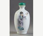 Snuff Bottles : Porcelain snuff bottle decorated with a dignitary holding a bouquet of flowers - Mark Hongxian - It is Yuan Shikai who is named Emperor in 1915  and dies in 1916 - China circa 1916