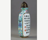 Tabatières : Flacon tabatière en porcelaine finement peinte sur un coté de fleurs et rocher et sur l autre un poeme de l empereur Qianlong  . Imperial marque et periode Qianlong 1736/1795
