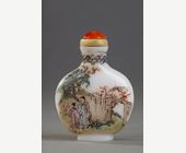 Snuff Bottles : Small snuff bottle enamelled white glass - Guyue xuan mark (ancient moon pavillon)
Yangzhou 1775/1799