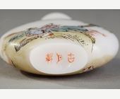 Tabatières : Petit flacon tabatière en verre blanc emaillé  en polychromie- Marque Guyue xuan 
(Pavillon de la vieille lune) Yangzhou  1775/1799