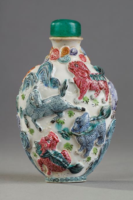 Snuff Bottles : Moulded porcelain snuff box with fantastic animals decor - China 1800/1840
