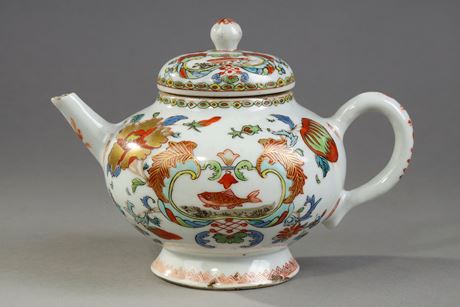 Polychrome : Porcelain teapot from the Famille rose  with decor called Pompadour 
China circa 1745