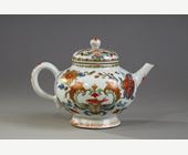 Polychrome : Porcelain teapot from the Famille rose  with decor called Pompadour 
China circa 1745