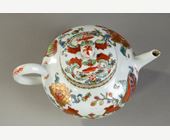 Polychrome : Verseuse a thé en porcelaine de la Famille Rose à décor dit Pompadour 
Chine vers 1745
