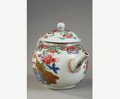 Polychrome : Teapot Famille Rose porcelain  decorated with flowers and birds - early Qianlong 1736/1795