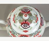 Polychrome : verseuse a thé en porcelaine de la Famille Rose otnée de fleurs et oiseaux  -Debut de la periode Qianlong 1736/1795