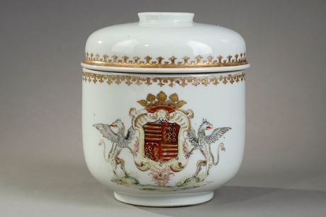 Polychrome : covered pot (sugar) in polychrome porcelain decorated with the Coat of Arms of the Volvire de Ruffec family related to that of the Duke of Saint Simon surrounded by two drawn griffins .  China Qianlong period 1736/1795 
H 14.5cm 