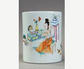 Polychrome : Porcelain brush pot Famille Rose Decorated with a courtesan in front of a desk and a child playing - China Qing Period 1644/1911