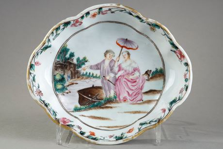 Polychrome :  polylobed porcelain cup of the Famille Rose with European decor other version of the departure of the pelerins for Cythere - China Qianlong Period 1736/1795