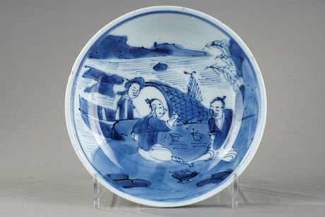 Bleu-Blanc : petite coupe en porcelaine Bleu Blanc à decor de personnages et un bateau - Chine Epoque Kangxi 1662/1722 vers 1670