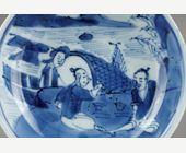 Bleu-Blanc : petite coupe en porcelaine Bleu Blanc à decor de personnages et un bateau - Chine Epoque Kangxi 1662/1722 vers 1670