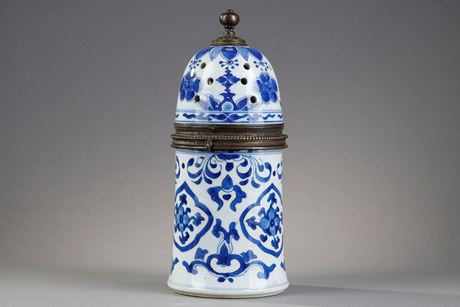Bleu-Blanc : Saupoudreuse en porcelaine bleu blanc à décor de médaillons fleuris lambrequins et guirlandes - Chine Epoque Kangxi 1662/1722 (monture en metal)
H 21cm 