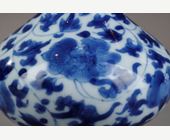 Bleu-Blanc : Aspersoir a eau de rose  en porcelaine Bleu Blanc a decor floral  . Chine epoque Kangxi 1662/1722