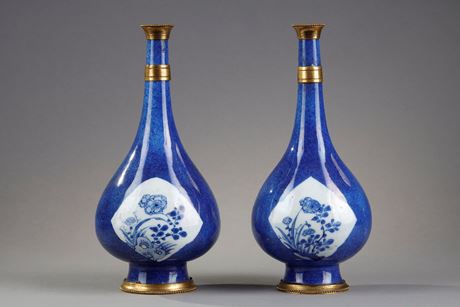 Bleu-Blanc : Paire d aspersoirs en porcelaine bleu blanc sur fond bleu poudré  - - Epoque
Kangxi 1662/1722   - Cerclage en métal doré  - H 18,5 cm