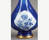 Bleu-Blanc : Paire d aspersoirs en porcelaine bleu blanc sur fond bleu poudré  - - Epoque
Kangxi 1662/1722   - Cerclage en métal doré  - H 18,5 cm