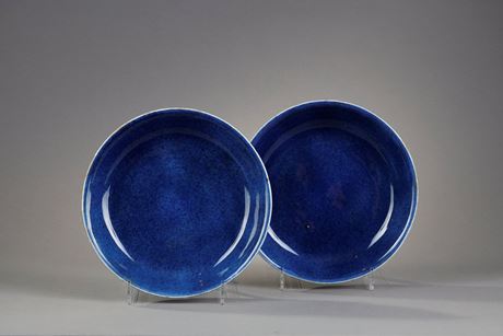 Bleu-Blanc : Paire de petites coupes en porcelaine mono chrome bleu poudré  - Epoque Kangxi 1662/1722
diam 16,5cm