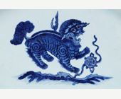Bleu-Blanc : Grand plat à bord contournés en porcelaine bleu blanc portant un décor d un chien  de Fo ou lion bouddhique - Chine époque Qianlong 1736/1795

Chine epoque Qianlong 1736/1795