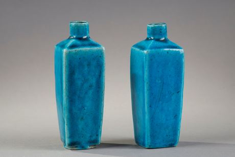 Bleu-Blanc : deux petits vases en biscuit emaillés bleu turquoise .Chine epoque Kangxi 1662/1722