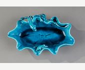 Bleu-Blanc : Lave pinceaux en biscuit émaillé bleu turquoise en forme de feuille de lotus avec un petit dragon et un insecte .Chine epoque 19em siècle