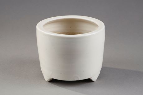 Bleu-Blanc : Brule parfum cylindrique en porcelaine "blanc de Chine" (sans décor) Chine fours de Dehua province du Fujian 
début de la periode Kangxi 1662/1722