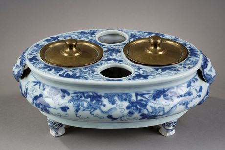 Blue White : Oil carrier-vinaigrier porcelain blue-white oval shape resting on three feet adapted posteriorly in inkwell with decoration of loirs in the grapes the handles in the shape of head of lions and rings and feet in the shape of masks of Taotie  - China Kangxi period 1662/1722