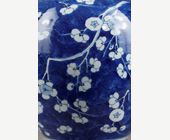 Bleu-Blanc : Pot a gingembre et son couvercle en porcelaine "bleu-blanc" à décor de branches de prunus en fleurs sur fond bleu dit "cracked ice"   Chine epoque Kangxi 1662/1722