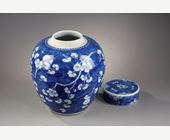 Bleu-Blanc : Pot a gingembre et son couvercle en porcelaine "bleu-blanc" à décor de branches de prunus en fleurs sur fond bleu dit "cracked ice"   Chine epoque Kangxi 1662/1722
