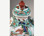 Polychrome : Paire de vases quadrangulaires en porcelaine "Famille Verte" à décor de kilins et de volatiles sur fonds de paysages et de papillons - Chine epoque Kangxi 1662/1722 
Haut 32cm