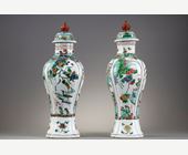 Polychrome : Paire de vases quadrangulaires en porcelaine "Famille Verte" à décor de kilins et de volatiles sur fonds de paysages et de papillons - Chine epoque Kangxi 1662/1722 
Haut 32cm