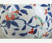 Japonais : Bouteille a pharmacie à double bague au col. en porcelaine à décor en bleu sous couverte et émaux polychromes  d oiseaux parmis les branches de grenadier de pivoines et camélia   Japon fors d Arita fin 17em siècle