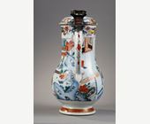 Objets d'art : verseuse en porcelaine à décor "Famille Rose"  de femmes de cour et fleurs  - Chine Epoque Yongzheng  1723/1735  Monture en argent occidental 18em siècle