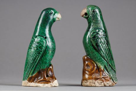 Polychrome :  Pair of water dropper  in biscuit green  and aubergine in the shape of parrots -China Kangxi 1662/1722