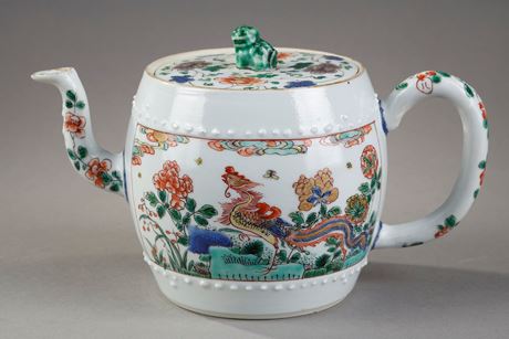 Polychrome : Porcelain winepot of the Famille Verte in the shape of a barrel. China Kangxi period 1662/1722