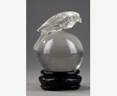 Objets d'art : Petite sphere en cristal de roche pur surmontée d un rapace -Chine 19em siecle