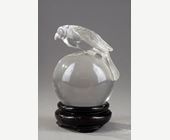 Objets d'art : Petite sphere en cristal de roche pur surmontée d un rapace -Chine 19em siecle