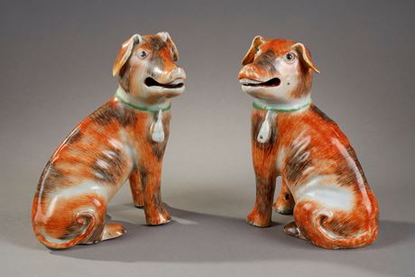 Polychrome : Paire de chiens Européens commande de la compagnie des indes - orné en rouge de fer et noir  - Chine Epoque Qianlong 1736/1795  - vers 1770  -