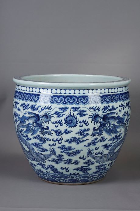 Bleu-Blanc : Très large vasque a poissons en porcelaine bleu blanc  décorée de deux dragons a la recherche de la perle enflammée  - Chine deuxieme partie du 19em siècle
  diam  62,5cm    H 53.5cm
